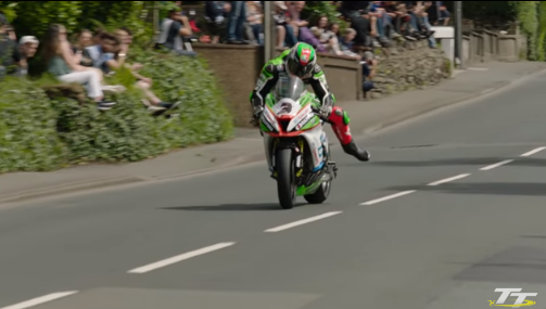 Dankzij deze bizarre reactie overleefde deze coureur de Isle of Man TT wél (video)