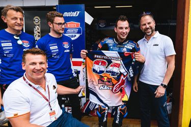 Kornfeil krijgt gesigneerd shirtje van Herlings