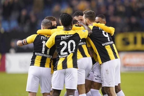 Spelers, trainers en directie van Vitesse leveren tijdelijk salaris in