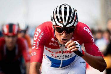 HUH?! Van der Poel dacht dat 'ie 1e lag in Ronde van Vlaanderen: 'Niet meegekregen dat er iemand voorop zat'