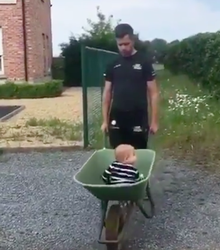 Social media-koning Bram Tankink gebruikt kruiwagen als buggy: 'Superhandig!' (video)