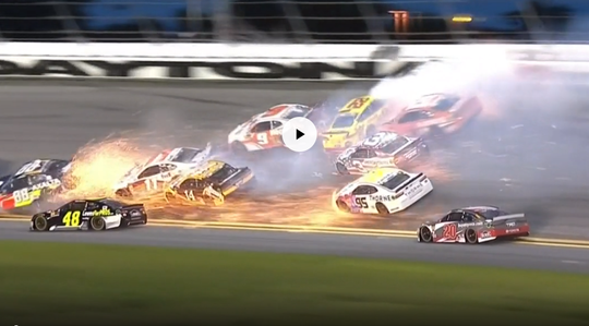 Dikke crash bij NASCAR: hoop auto's de vernieling in (video)