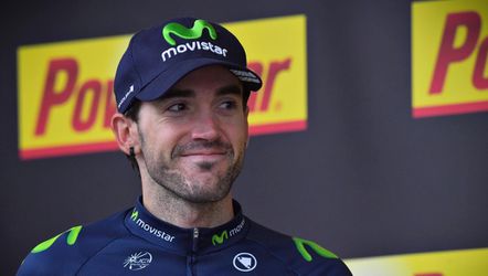 Wielrenner Izagirre van Movistar naar de zandbak