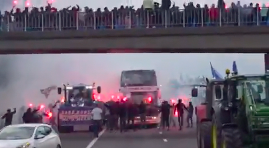 🎥 | De Graafschap-fans steunen spelers op snelweg met vuurwerk 150 (!) tractors
