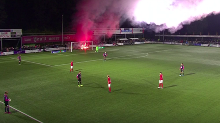 📸 | Ook FC Utrecht-fans steken vuurwerk af bij bekerduel, wedstrijd kort stilgelegd