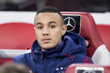 Weer goed nieuws voor Ajax-talent Mazraoui: na debuut nu ook contractverlenging