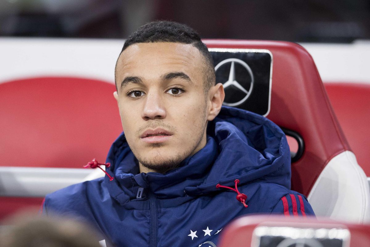 Weer goed nieuws voor Ajax-talent Mazraoui: na debuut nu ook contractverlenging