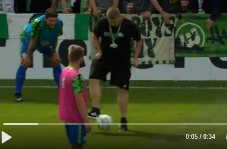 Wolfsburg-fan doet ineens mee aan warming-up (video)