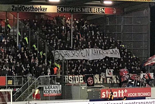 Ajax-fans laten anti-Scherpen spandoek door uitvak gaan: 'Kakkerlak'