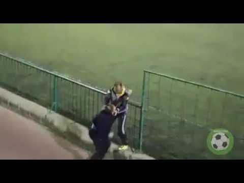 Bizar! Vaders gaan rammend hard met elkaar op de vuist tijdens wedstrijd (video)
