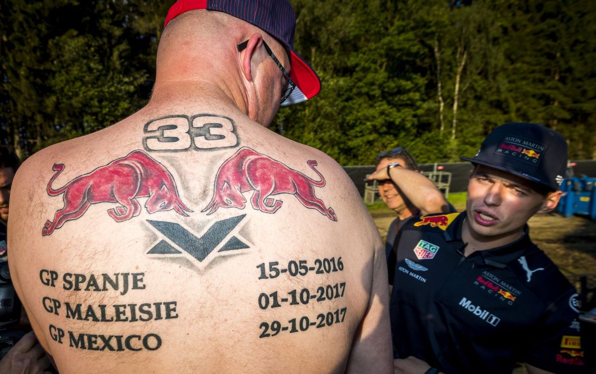 📸| Deze Max-fan laat alle gewonnen GP’s tatoeëren: ‘Ga door tot ik helemaal vol zit’