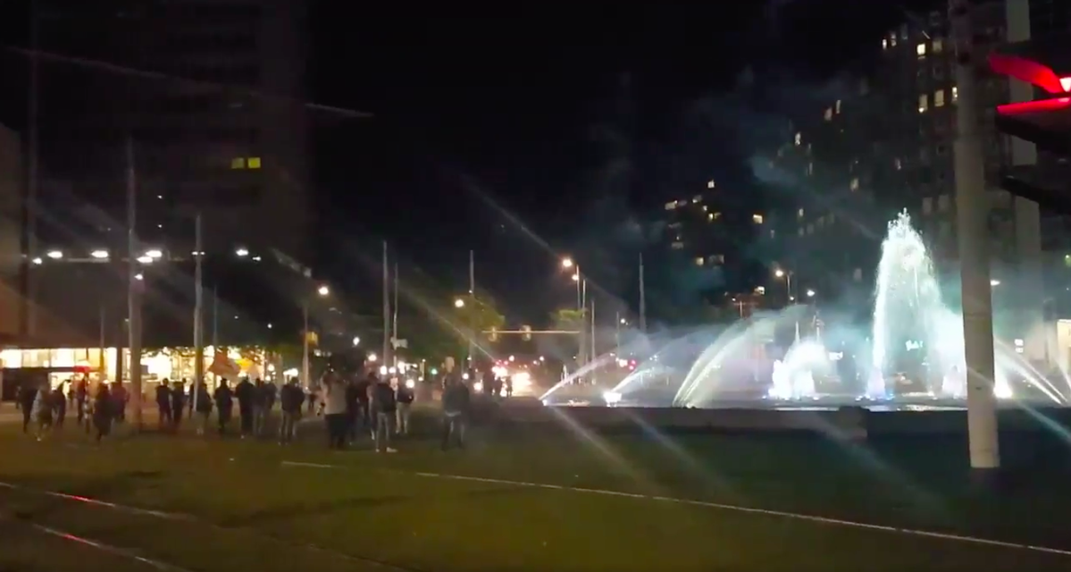 Feyenoord-fans vieren Ajax-nederlaag met vuurwerk bij fontein (video)