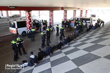 'Politie arresteert tientallen voetbalsupporters die aan het vechten waren bij de IKEA'