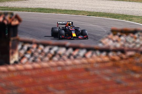 🎥 | VT1: Verstappen rijdt 3e tijd op Imola (en bezoekt de grindbak), Bottas de snelste