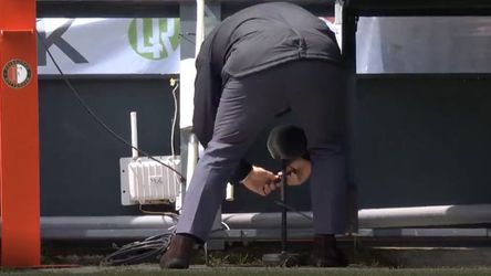 🎥 | Dick Advocaat trekt effe de stekker uit de microfoon naast de dug-out