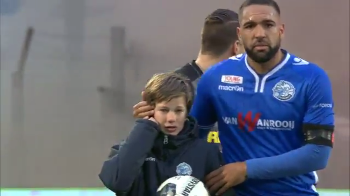 Supporters Den Bosch misdragen zich en daar is deze arme ballenjongen het slachtoffer van (video)