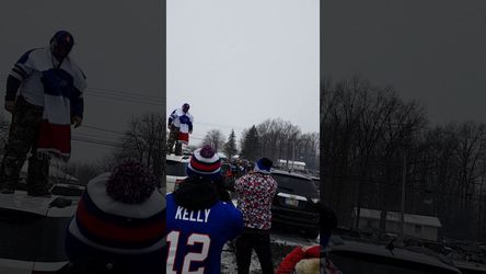 Bills-fan springt van auto af en breekt been op gruwelijke wijze (video)