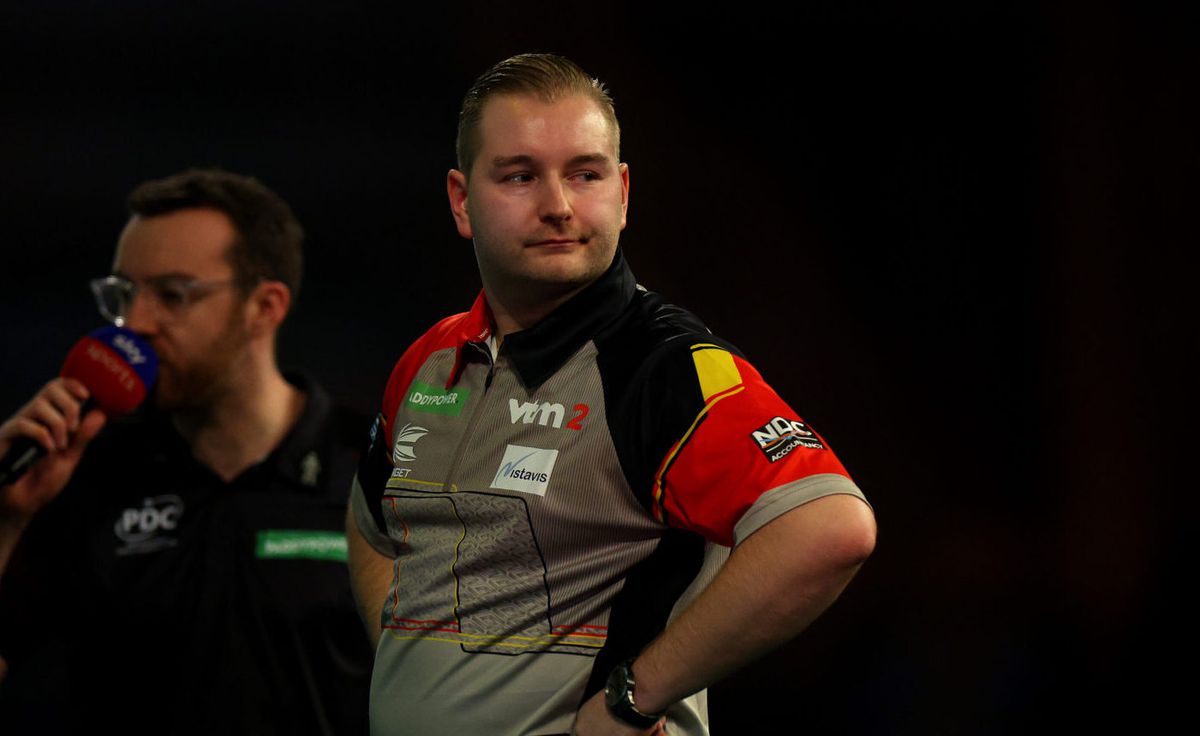 Stunt! Florian Hempel tikt Dimitri van den Bergh met comeback uit het WK darts