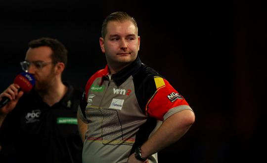 Stunt! Florian Hempel tikt Dimitri van den Bergh met comeback uit het WK darts