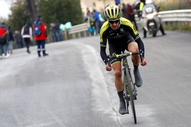 Adam Yates verlaat Ronde van Catalonië na heftige crash