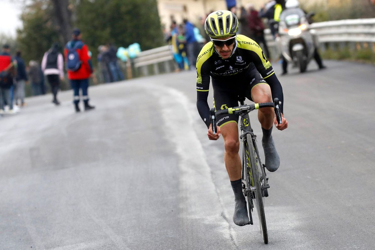 Adam Yates verlaat Ronde van Catalonië na heftige crash