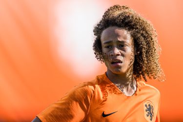 5 spelers Oranje Onder 19 weggestuurd na uitnodigen meisjes op hotelkamer