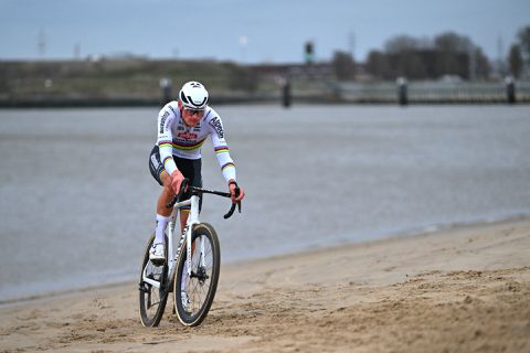 Mathieu van der Poel fietst Wout van Aert en Tom Pidcock op een hoopje in Antwerpen