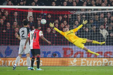 🎥​ | Vanaf 25 meter: Quinten Timber schiet Feyenoord op voorsprong tegen AZ