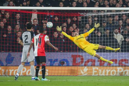 🎥​ | Vanaf 25 meter: Quinten Timber schiet Feyenoord op voorsprong tegen AZ