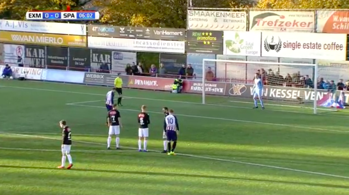 Doelman Spakenburg krijgt binnen minuut rood, reservekeeper stopt penalty (video)