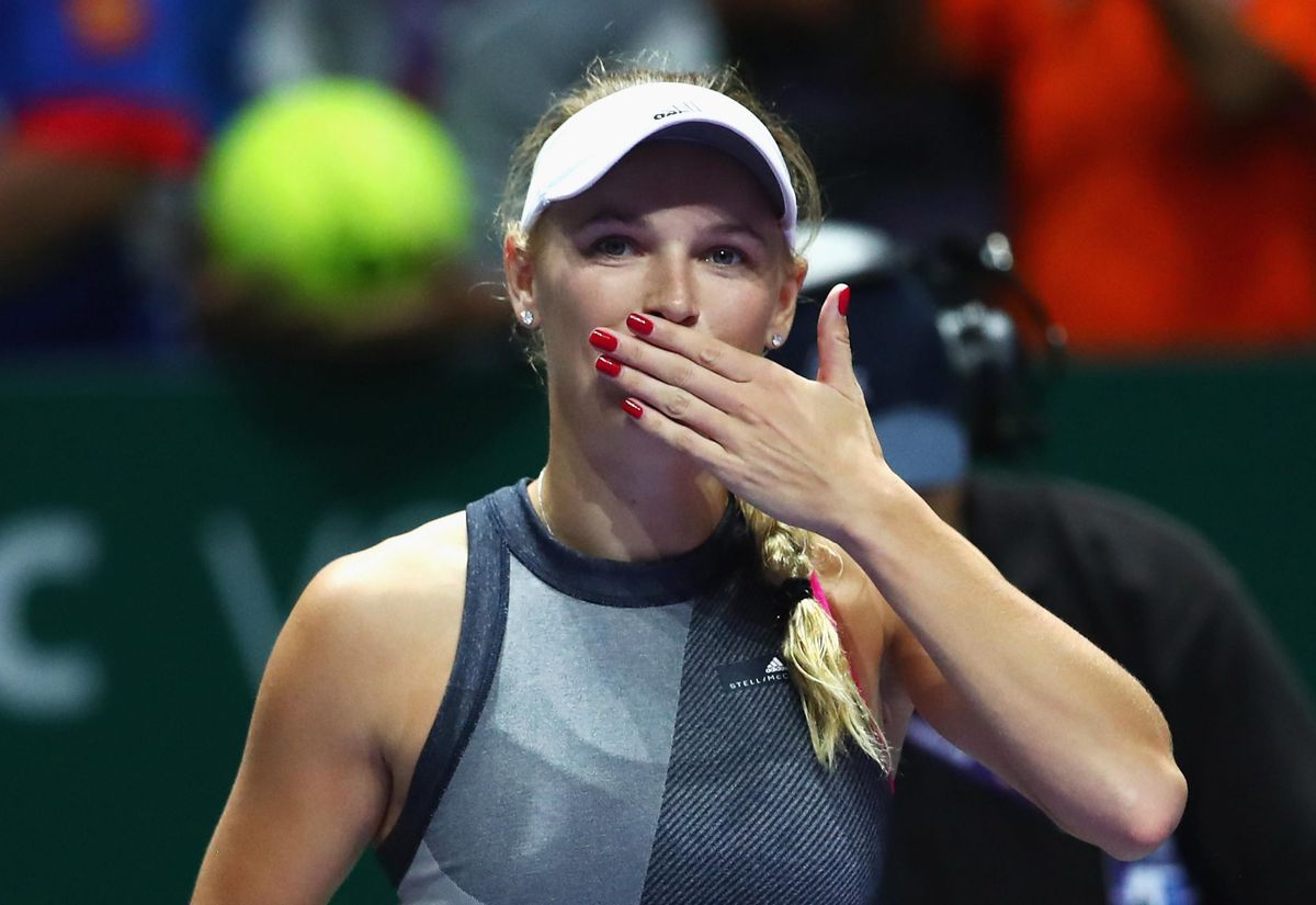 Wozniacki laat niets heel van Halep en pakt de leiding in WTA Finals