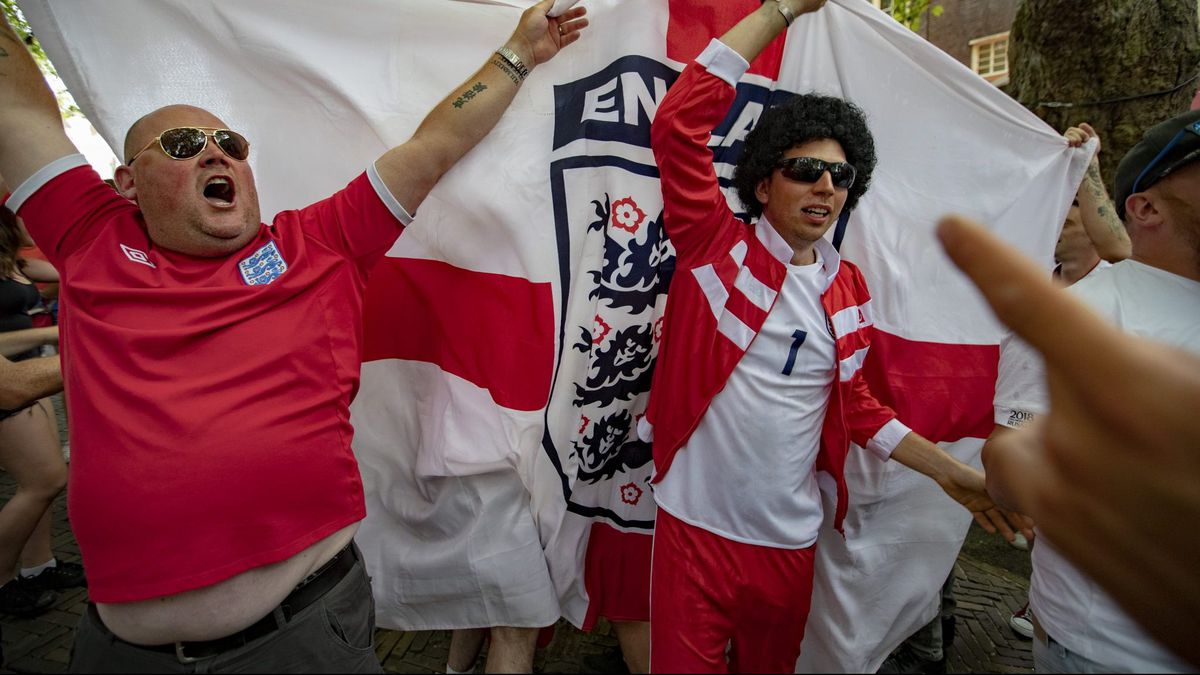 Grote groep Britse hooligans slopen auto's in Sevilla