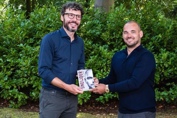 Als FC Utrecht belt, wil Sneijder graag als assistent van Van Bommel aan de slag: 'Wil wel wat te zeggen hebben'