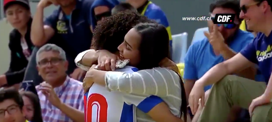 Held! Venezolaanse spits sprint na goal naar vriendin en gaat op één knie (video)
