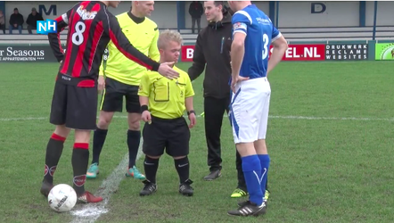 Klein mens heeft schijt aan handicap en is ieder weekend scheidsrechter(video)