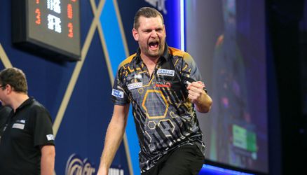 Darter Martijn Kleermaker voert pensioenplan uit en levert PDC-tourcard in