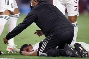 Oud-PSV’er Hirving Lozano met hoofdwond naar ziekenhuis na vreselijke botsing in Gold Cup