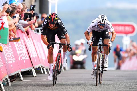 Wout van Aert verslaat Julian Alaphilippe in titanensprint Tour of Britain