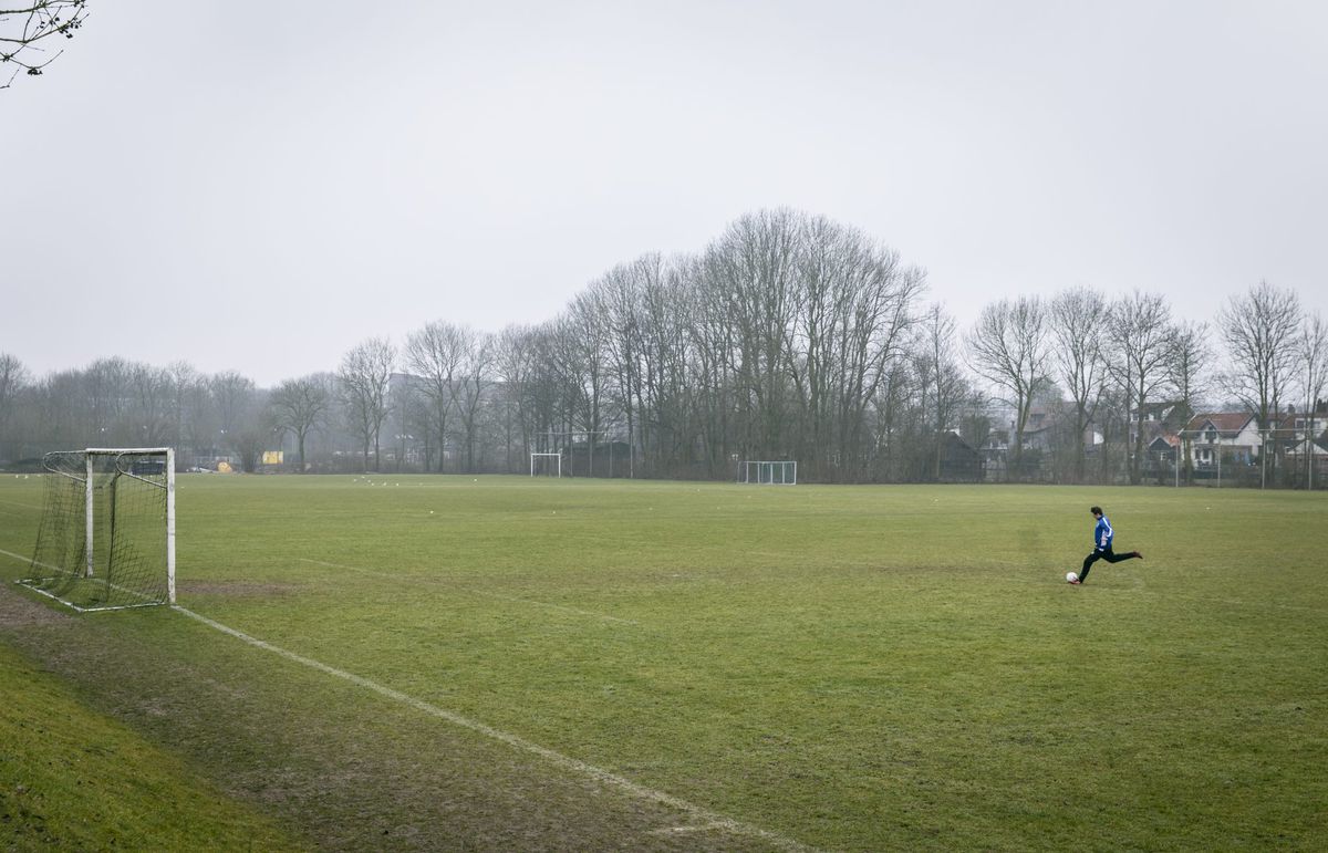 Keeper van amateurclub HVV scoort vrije trap en draait 4-1 achterstand om in 4-6 zege