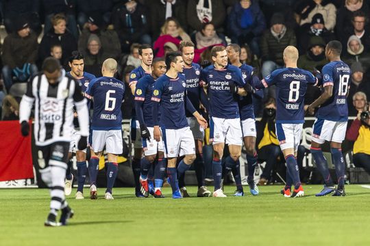 PSV wint eenvoudig van roodgekleurd Heracles, Johnsen kopt AZ voorbij Excelsior