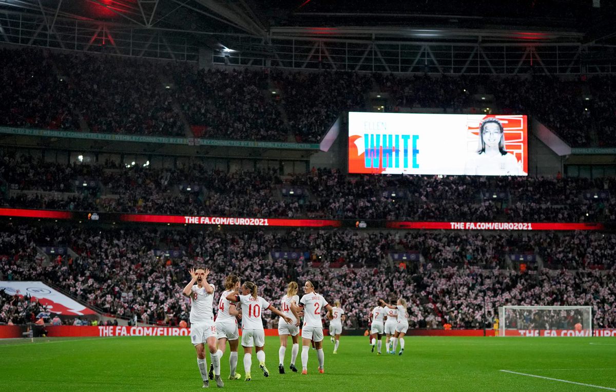 Ondanks 13.000 thuisblijvers pakken Engelse voetbalsters in Wembley recordaantal bezoekers