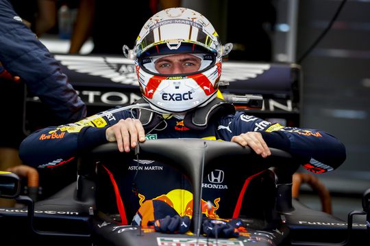 De start in Australië: Ricciardo verliest voorvleugel, Max moet dringen voor P4 (video)