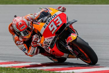 Rossi valt in slotfase, waarna Marquez de zege kan pakken in Maleisië
