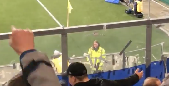 Fans PEC Zwolle zingen steward toe: 'Schatje mag ik je foto' (video)