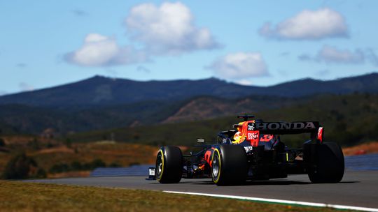 Snelste tijd Verstappen geschrapt, Bottas houdt Hamilton van 100e poleposition af