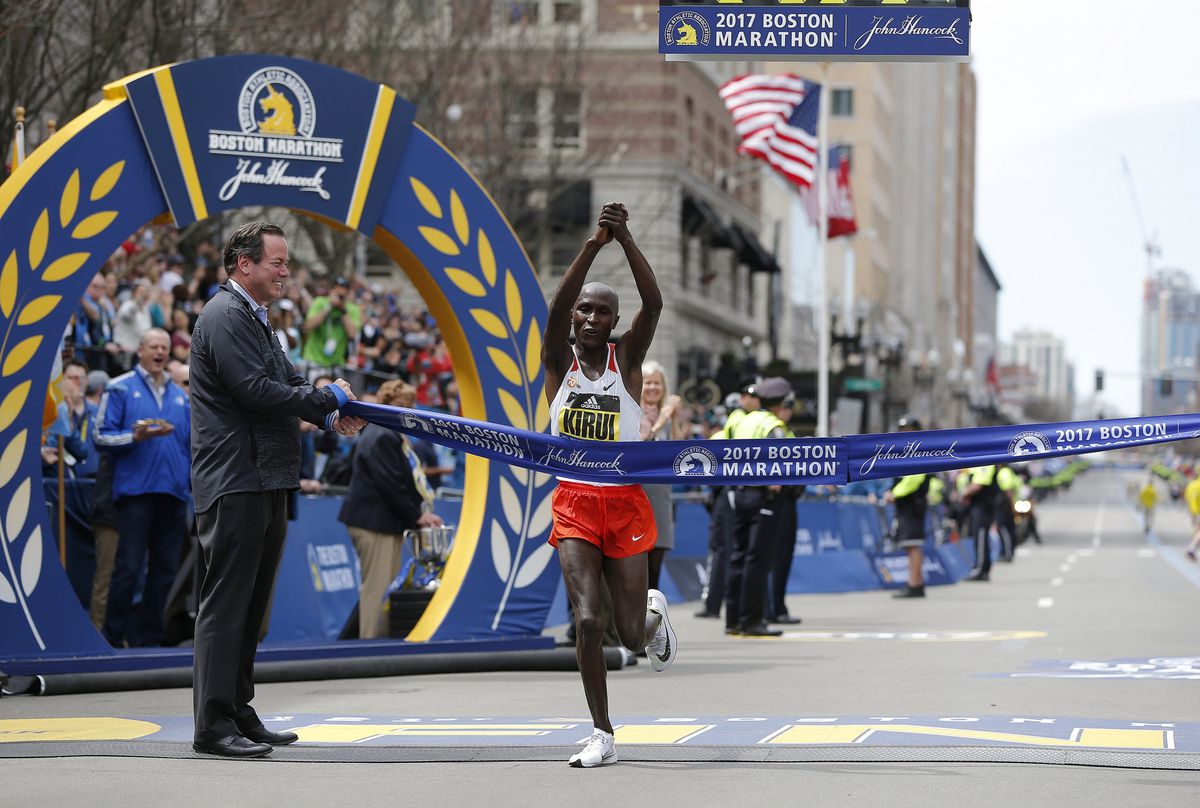 24-jarige Keniaan wint Boston Marathon met 21 seconden voorsprong
