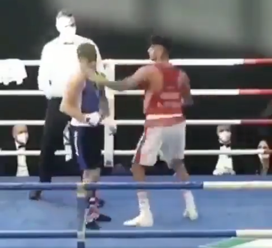 🎥 | Bokser verliest gevecht, hangt medaille om bij winnaar en deelt bitchslap uit