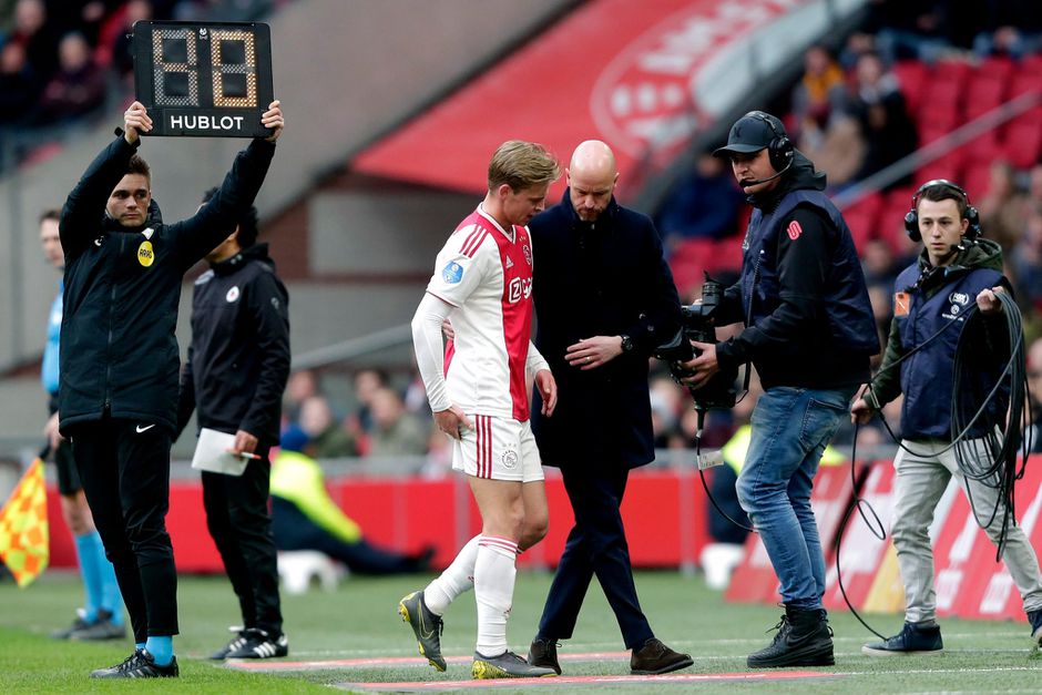 Ten Hag weet nog weinig van blessure De Jong: 'We wilden geen risico lopen'