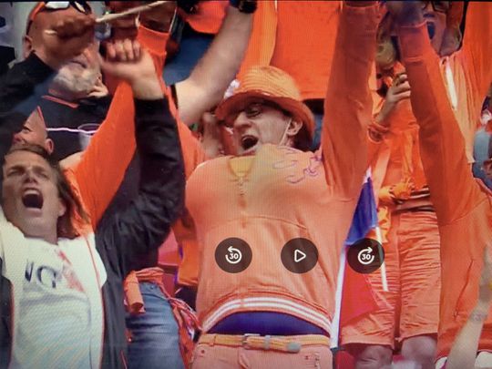 🎥 | 'Tietenman' weer juichend gespot bij Oranje: 'Schat, mijn ballonnen?'