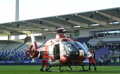 HSV-supporter valt 5 meter naar beneden uit bezoekersvak en wordt opgehaald door traumahelikopter